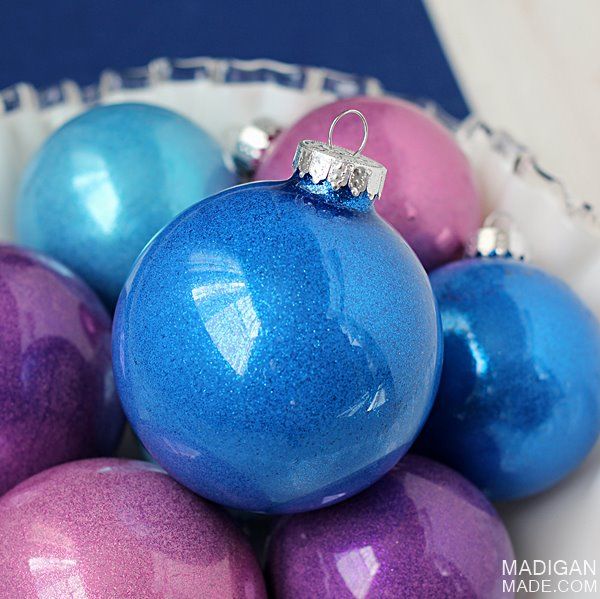 Easy DIY glitter filled ornaments - simple step-by-step tutorial. 