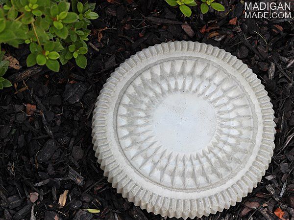 Easy DIY concrete garden step stone (use a catering tray lid for a mold!) 
