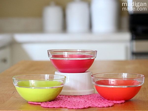 Easy and cheap craft: simple painted glass bowls from the dollar store