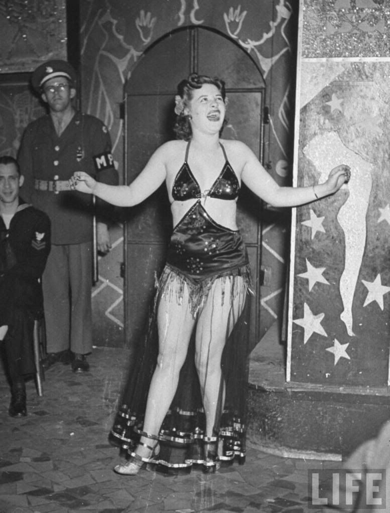 Посещение американского стриптизклуба в 1943 году Photobucket